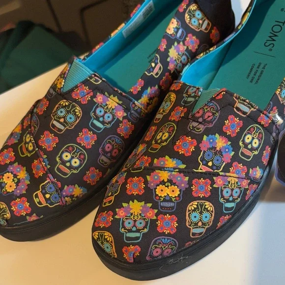 NWT TOMS Multicolor Sugar Skull Slip-Ons women’s - Picture 3 of 4